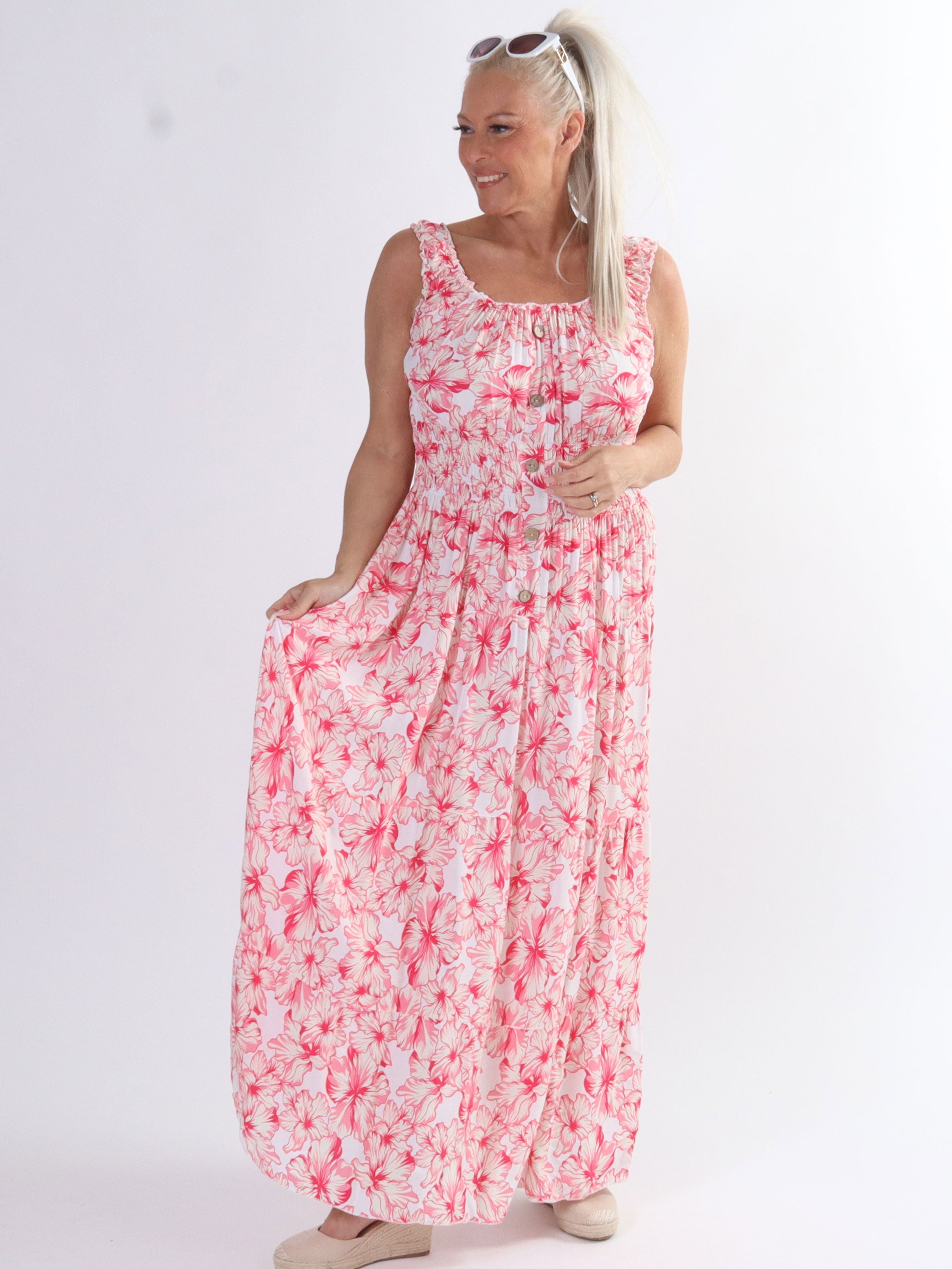 Alicia Hawaii - Söt klänning i plus size med smock och hawaii blommor